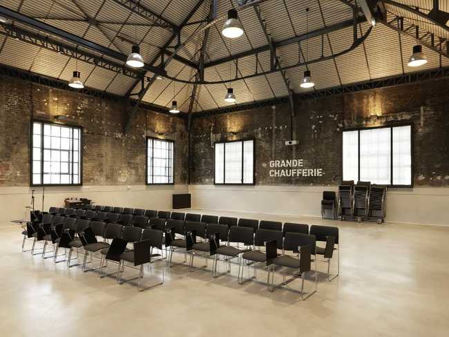 Una delle sale meeting che conserva le antiche pareti in mattoni